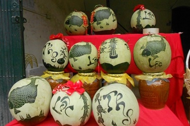 Khắc dưa hấu bày Tết: Giá cao vẫn đắt hàng