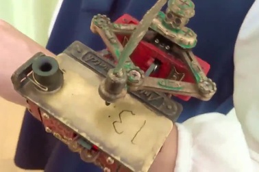 Chết cười chiếc đồng hồ độc đáo tự viết giờ bằng mực