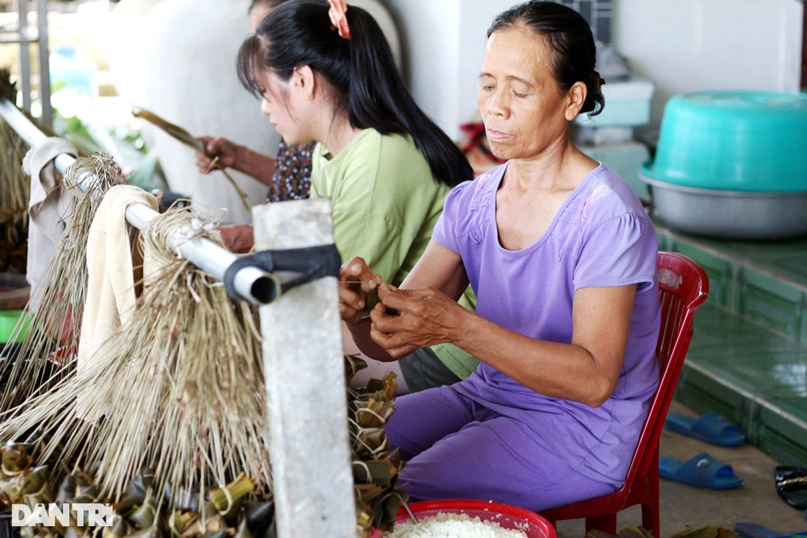 Làng bánh ú tro làm không kịp bán dịp Tết Đoan ngọ - 2 Làng bánh ú tro làm không kịp bán dịp Tết Đoan ngọ - 2