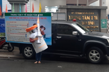 TPHCM: Bác sĩ hóa trang thành lọ vaccine kêu gọi dân tiêm ngừa Covid-19