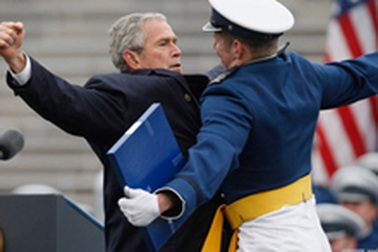 Chùm ảnh: Tổng thống Bush “độ ngực”