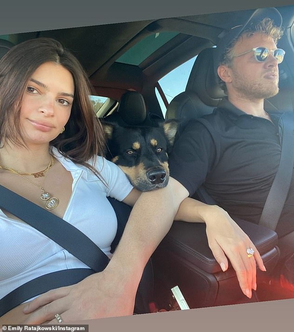 Emily Ratajkowski diện bikini khoe bụng bầu tắm nắng - 8