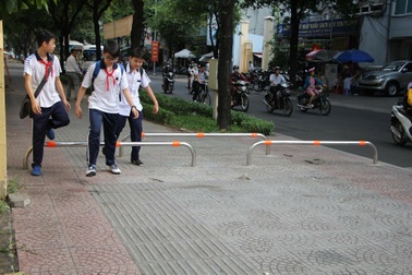 TPHCM: Xem xét lại việc lắp đặt barie trên vỉa hè
