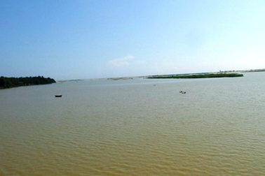 3 người đàn ông xả thân cứu cô gái chới với giữa dòng sông