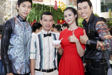 Siêu mẫu Hữu Long- Ngọc Tình cùng “gia đình” đi làm giám khảo