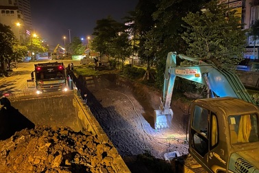 Xuyên đêm xén dải phân cách, mở rộng tuyến đường "đẹp nhất thủ đô"