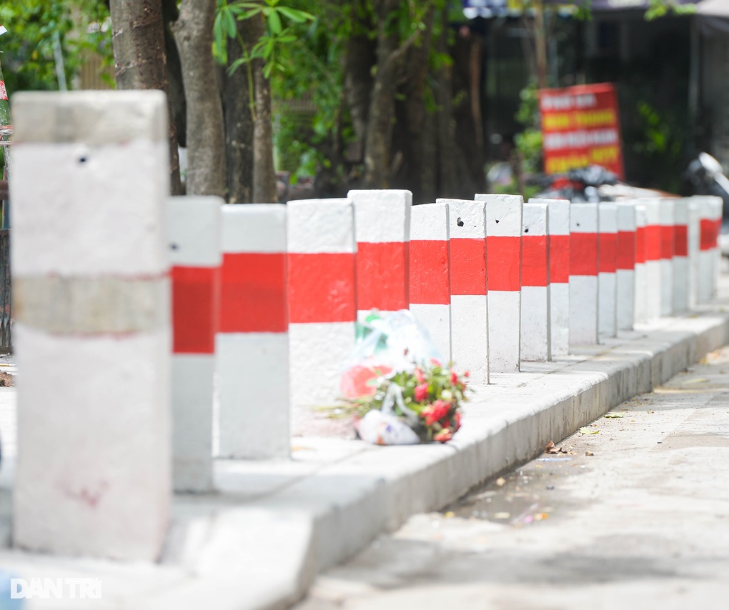 Hà Nội: Cọc bê tông mọc quanh hồ Văn Chương để ngăn lấn chiếm vỉa hè - 6 Hà Nội: Cọc bê tông mọc quanh hồ Văn Chương để ngăn lấn chiếm vỉa hè - 6