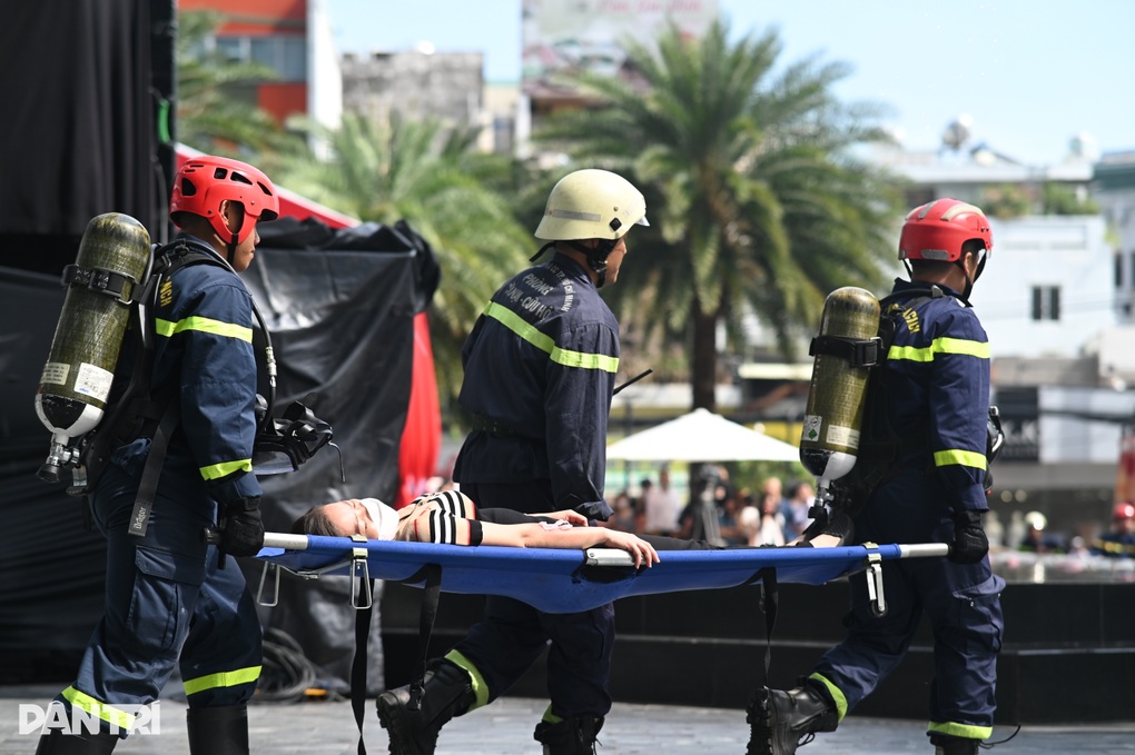 Cảnh sát diễn tập xử lý cháy trong tòa nhà, thang máy dừng đột ngột ở TPHCM  - 3  Cảnh sát diễn tập xử lý cháy trong tòa nhà, thang máy dừng đột ngột ở TPHCM  - 3