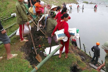 Cả bản làng làm kè “cứu” trường học bị sạt lở