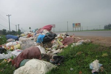Rác rải dọc quốc lộ, chính quyền "bó tay"