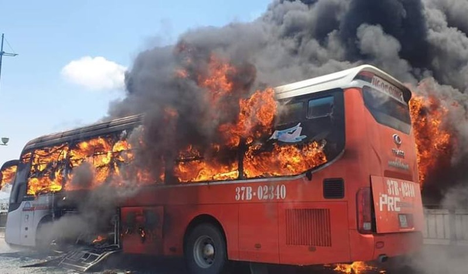 Xe khách bốc cháy ngùn ngụt trên cầu - 5 Xe khách bốc cháy ngùn ngụt trên cầu - 5