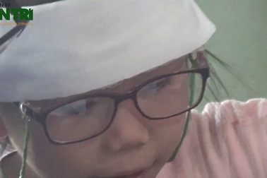 Video: Gần 60 triệu đồng đến với cô bé 6 tuổi mất mẹ trong lũ