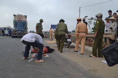 Xe bồn tông cô gái tử vong