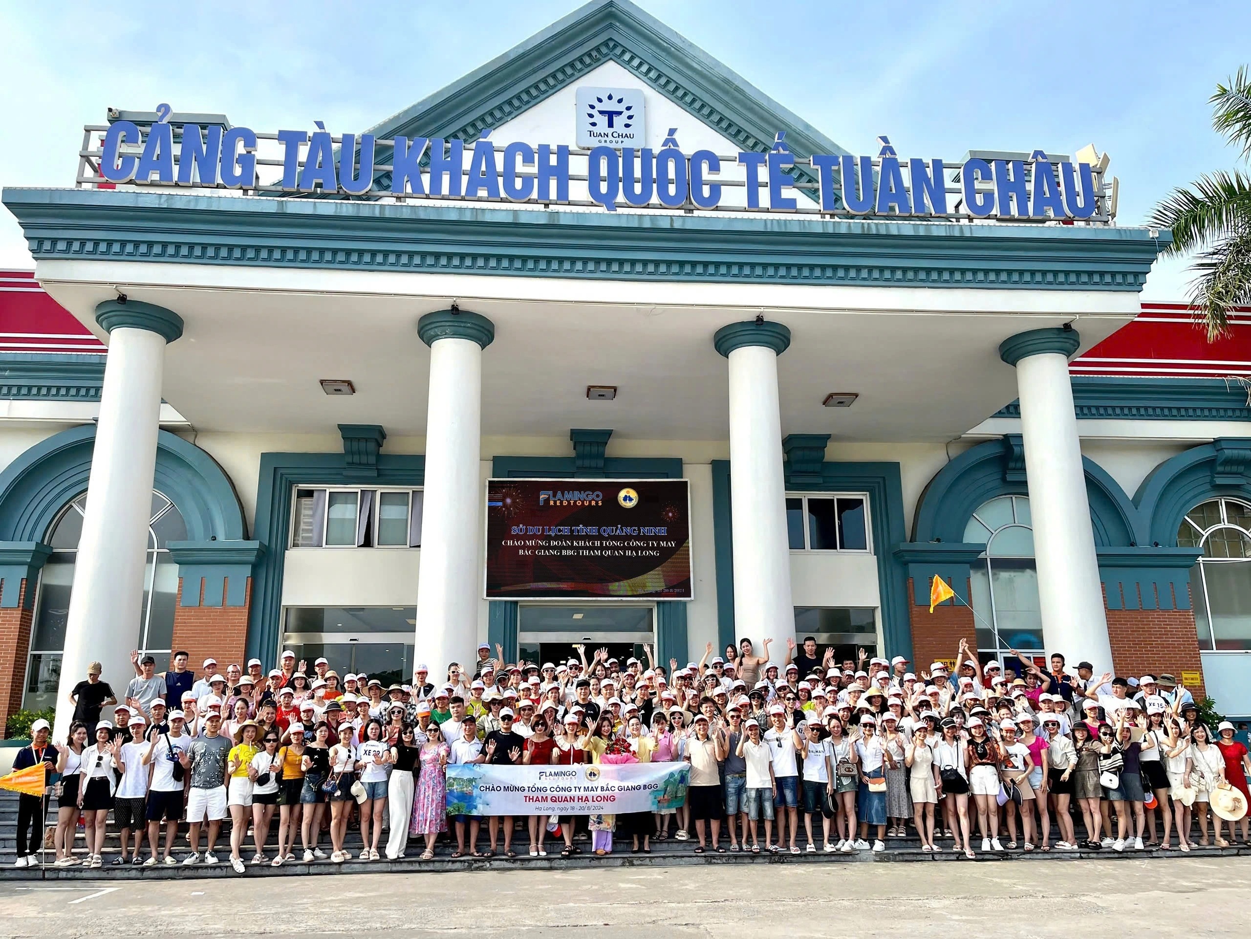 ក្រុមហ៊ុន Bac Giang បញ្ជូនបុគ្គលិកទេសចរណ៍ចំនួន ៥.១០០ នាក់ទៅខេត្ត Quang Ninh - ១ Một công ty Bắc Giang đưa 5.100 nhân viên du lịch Quảng Ninh - 1