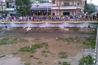 Nỗ lực tìm kiếm nam thanh niên nhảy cầu tự vẫn