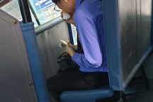 Hành khách “quên” mua vé xe buýt, nữ nhân viên bán vé bị đình chỉ công việc