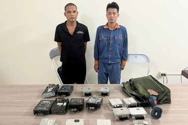 Hai người đàn ông chuyên trộm thiết bị điều khiển quan trọng của xe nâng