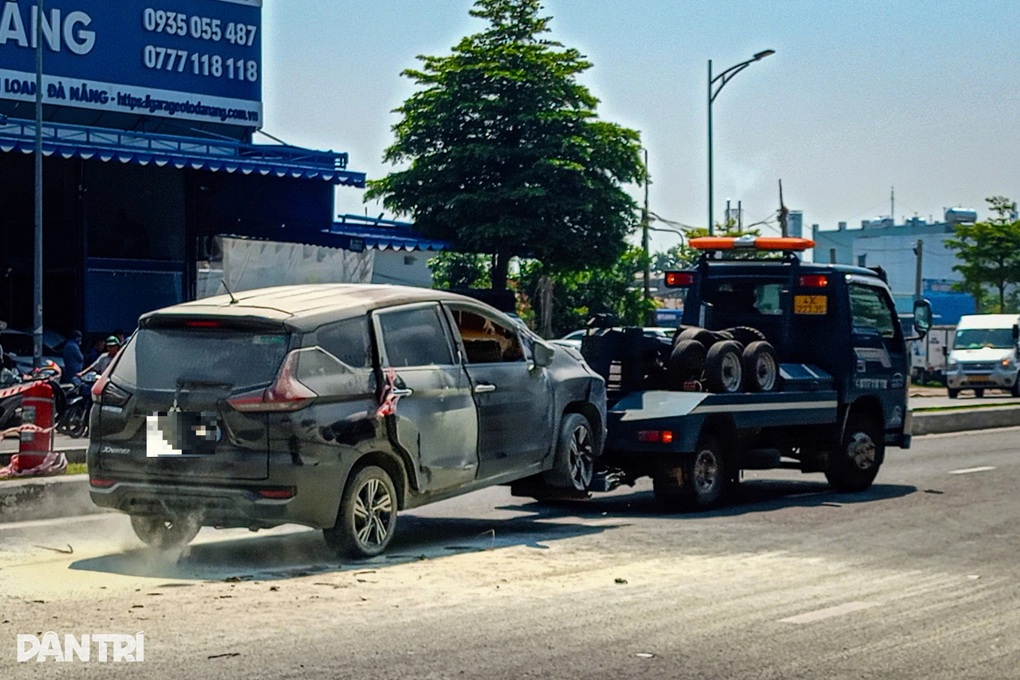Khoảnh khắc người phụ nữ rơi khỏi ô tô tử vong ở Đà Nẵng - 1