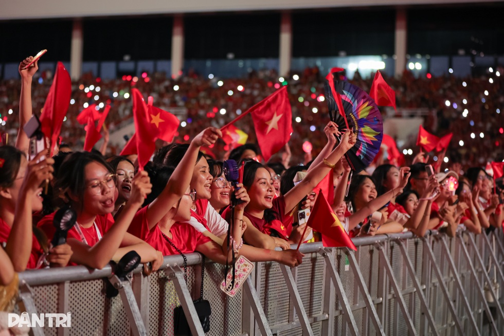 Thấy gì từ việc hàng vạn khán giả trẻ săn vé, đi xem “concert yêu nước”? - 8 Thấy gì từ việc hàng vạn khán giả trẻ săn vé, đi xem “concert yêu nước”? - 8