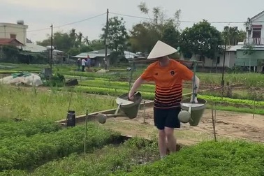 Khách Tây xách nước tưới rau ở Hội An