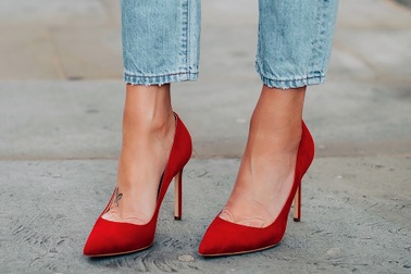 Diện trang phục thế nào với giày màu đỏ để trông sành điệu?