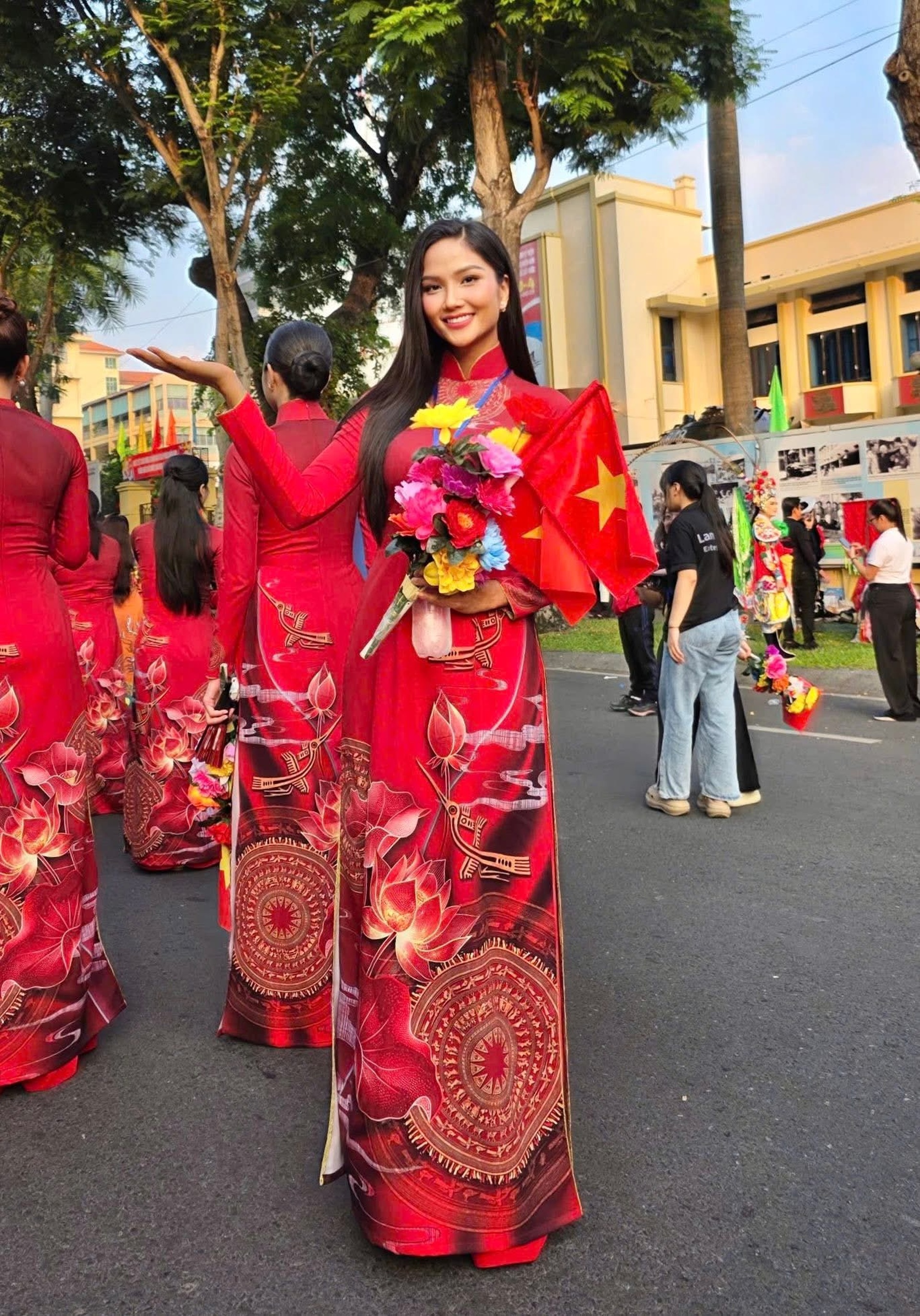 Dàn hoa hậu, nghệ sĩ thức trắng đêm vẫn rạng rỡ tham gia diễu binh 30/4 - 4 Dàn hoa hậu, nghệ sĩ thức trắng đêm vẫn rạng rỡ tham gia diễu binh 30/4 - 4