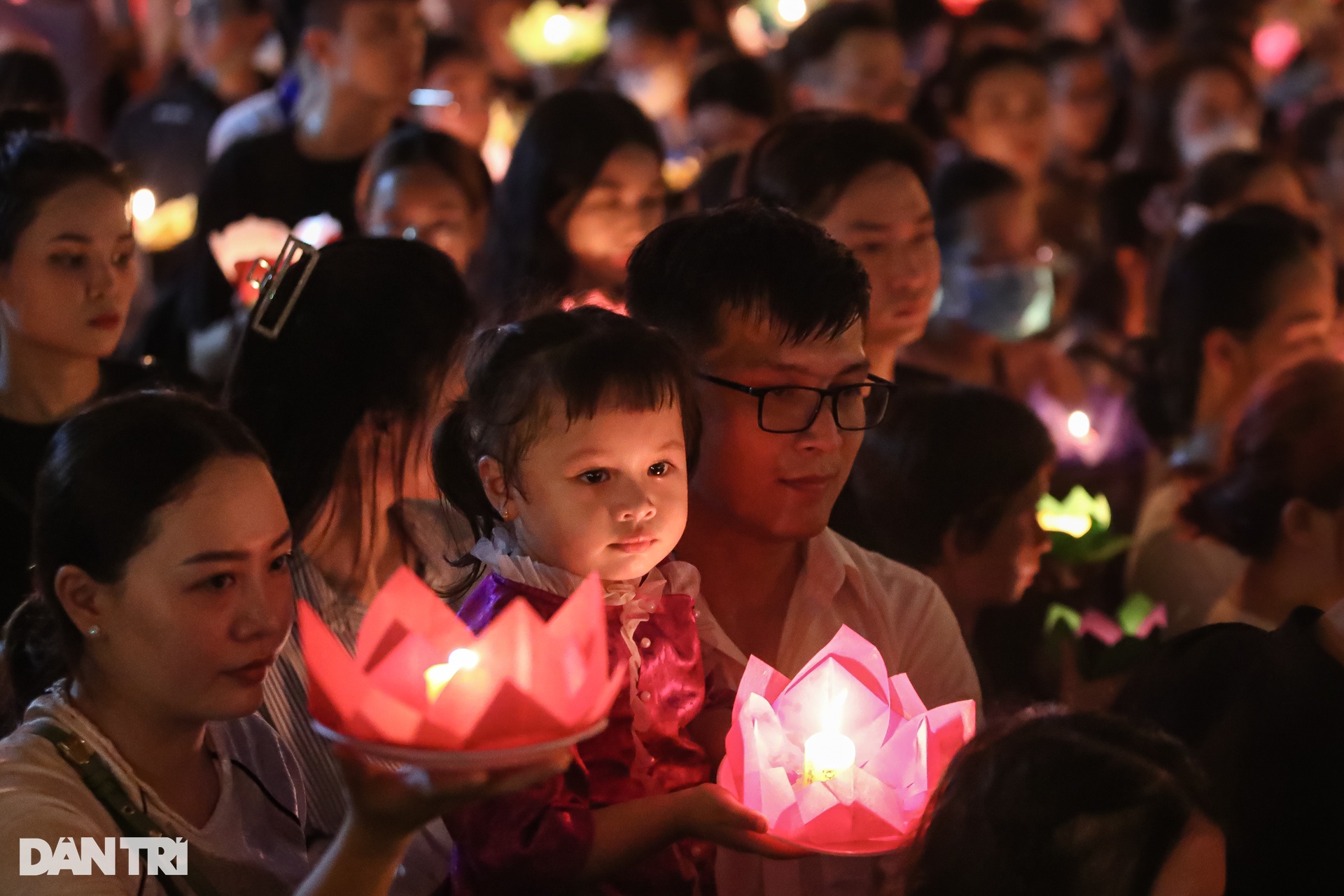 Hàng nghìn người dân ở TPHCM thả hoa đăng mừng Phật đản - 4