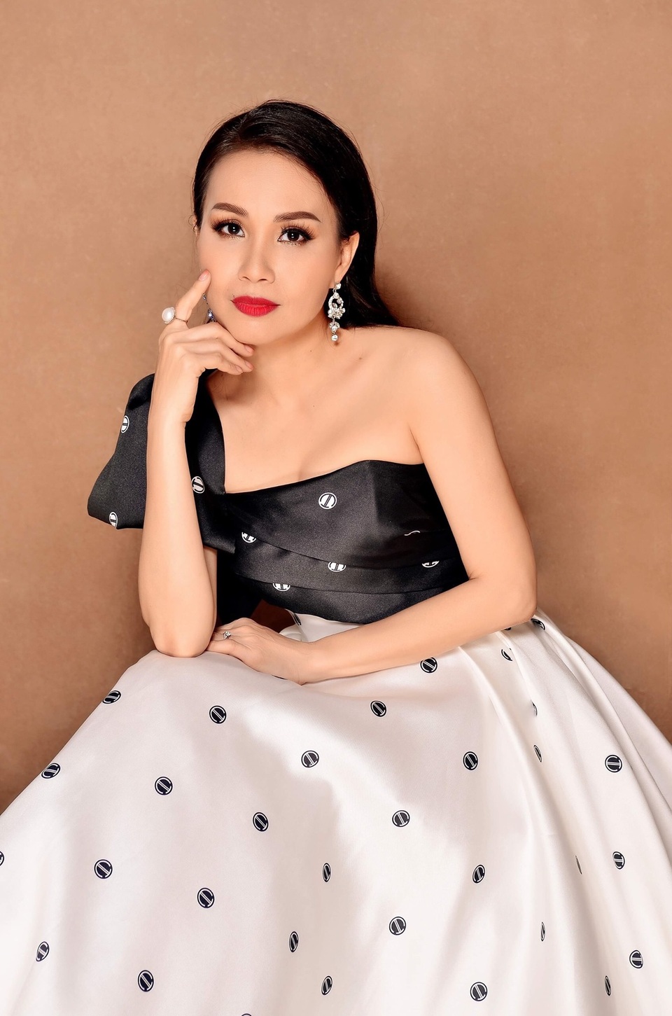 Cẩm Ly: “Ông xã dễ với người ngoài, khắt khe với vợ” - 4 Cẩm Ly: “Ông xã dễ với người ngoài, khắt khe với vợ” - 4