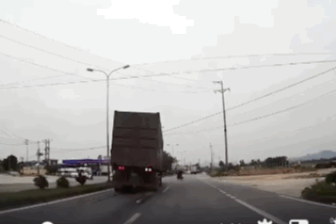 Xe máy và xe công-ten-nơ - Đâu là “hung thần” xa lộ?