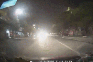 Suýt gây tai nạn vì sử dụng đèn pha trên đường