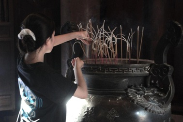 “Cúng điểm” mùa thi tốt nghiệp THPT: Niềm tin gói ghém nỗi lo của sĩ tử