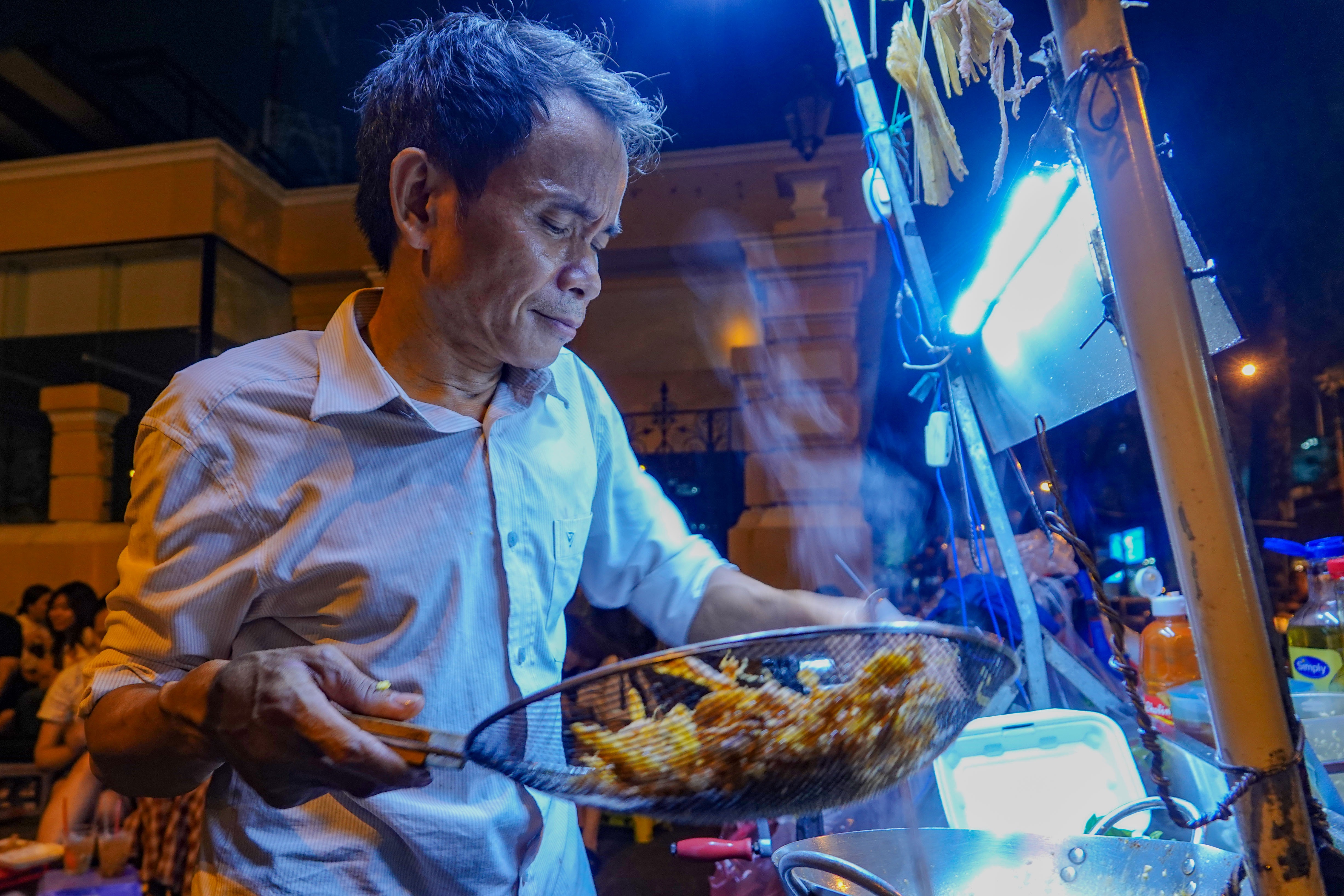 Lão gù ở nhà thờ Đức Bà với gánh hàng rong nuôi cả gia đình - 4
