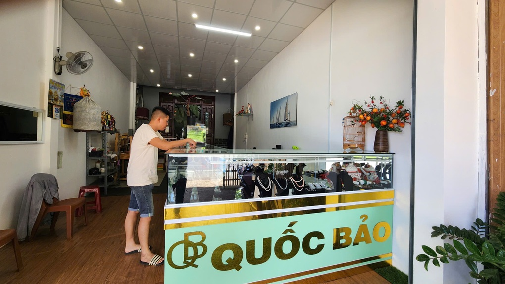 Tiệm trang sức bị kẻ gian khoắng sạch trong đêm - 1 Tiệm trang sức bị kẻ gian khoắng sạch trong đêm - 1