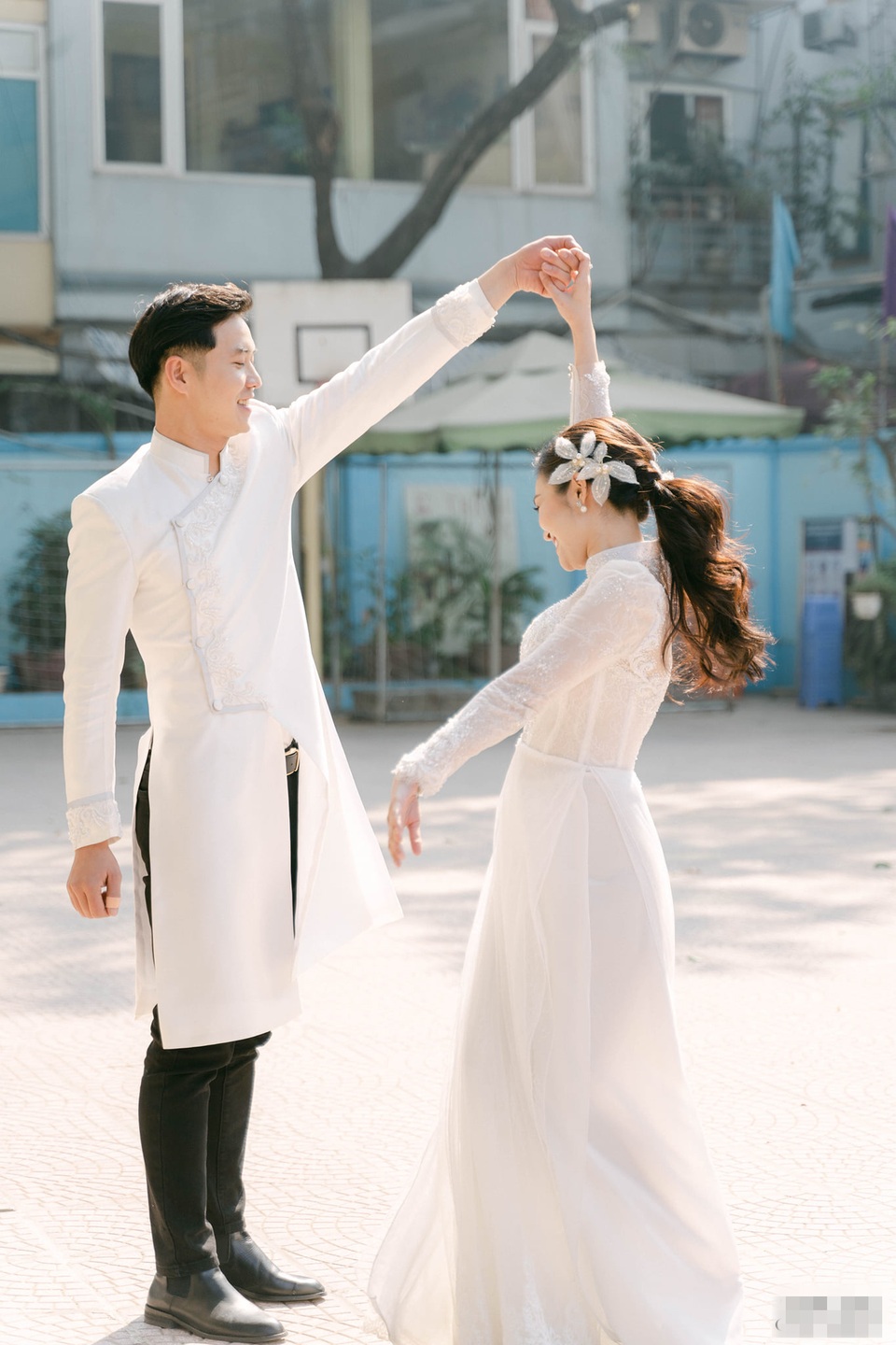 Diễn viên Hiếu Su hôn MC Thùy Linh đắm đuối trong lễ ăn hỏi - 2 Diễn viên Hiếu Su hôn MC Thùy Linh đắm đuối trong lễ ăn hỏi - 2