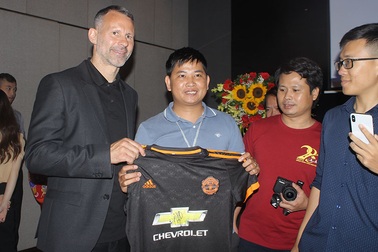 Cựu danh thủ Ryan Giggs giao lưu với người hâm mộ Hà Tĩnh