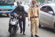 CSGT Hà Nội soi "mắt thần" xử phạt tài xế vượt đèn đỏ