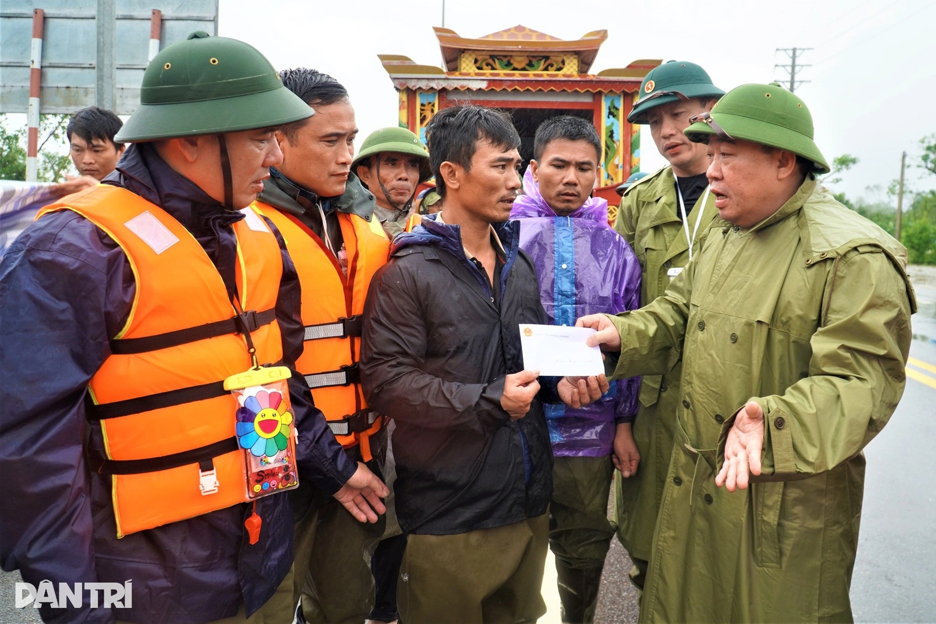 Đưa người quá cố đi hỏa táng giữa mênh mông nước lũ - 10 Đưa người quá cố đi hỏa táng giữa mênh mông nước lũ - 10