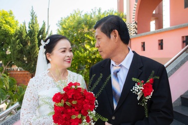 Góa chồng 20 năm, cô dâu U60 Đà Lạt tìm thấy hạnh phúc bên ông bố đơn thân