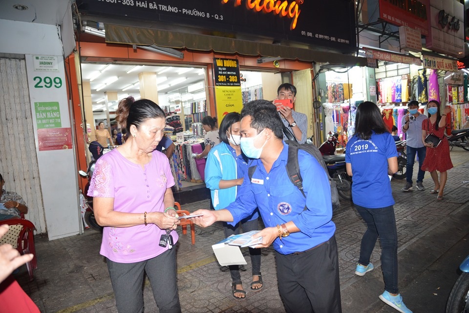 Hàng chục nghìn chiếc khẩu trang y tế miễn phí đến tận tay người dân - 4 Hàng chục nghìn chiếc khẩu trang y tế miễn phí đến tận tay người dân - 4
