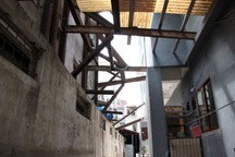 Hà Nội: Hàng loạt căn nhà xiêu vẹo, phải "chống nạng" tựa vào nhà chung cư