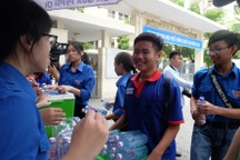 Đà Nẵng: Phát nước mát miễn phí dến phụ huynh chờ đón sĩ tử tan trường thi