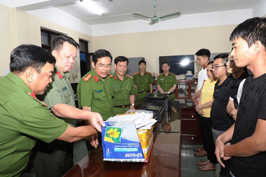 Triệt phá đường dây làm giả 2.500 bộ hồ sơ cấp giấy phép lái xe - 1 Triệt phá đường dây làm giả 2.500 bộ hồ sơ cấp giấy phép lái xe - 1