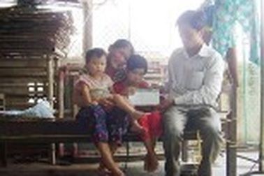 Hà Tĩnh: “Ba đứa trẻ thơ và người mẹ khốn khổ” lần đầu tiên được nhận quà nhân ái