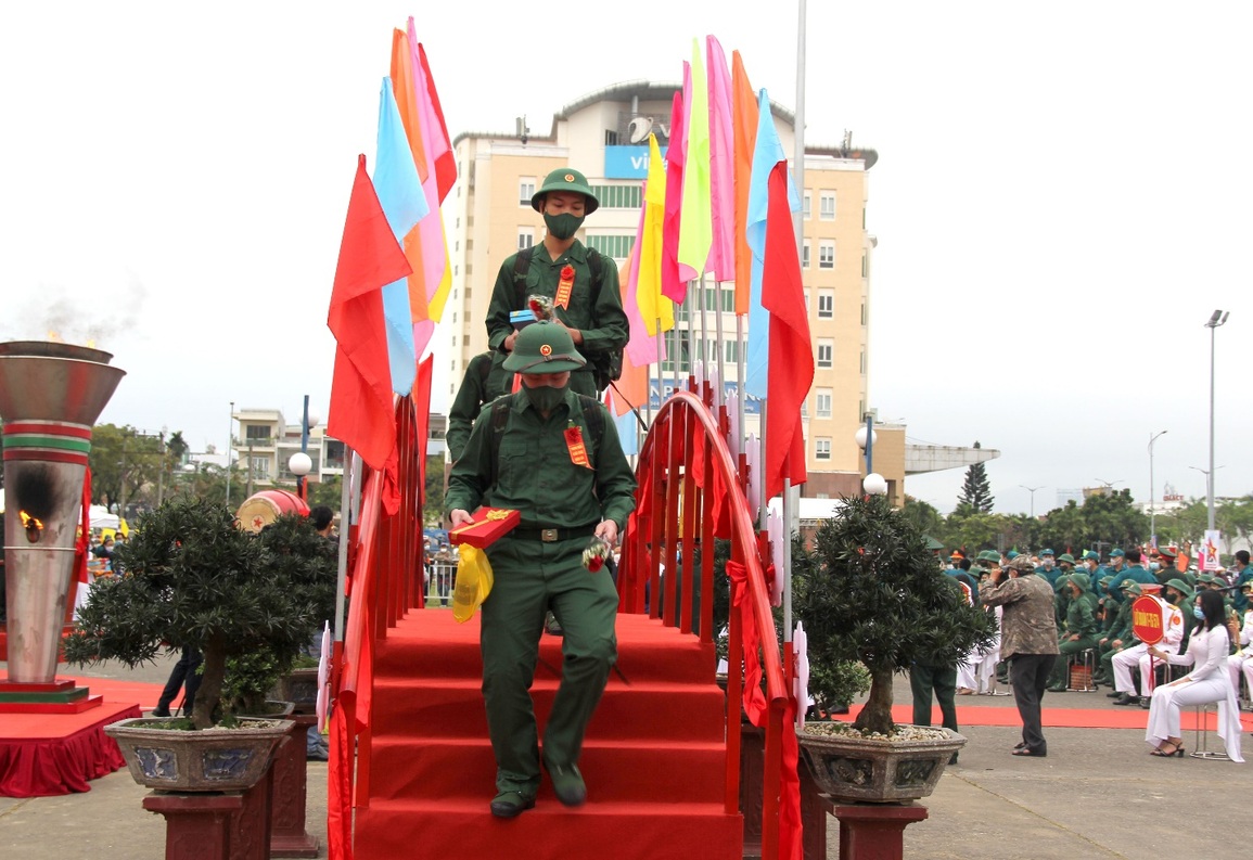 Người thân đội mưa bịn rịn tiễn tân binh lên đường nhập ngũ - 4 Người thân đội mưa bịn rịn tiễn tân binh lên đường nhập ngũ - 4