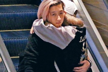 Con gái “rơi” của Thành Long công khai là người đồng tính