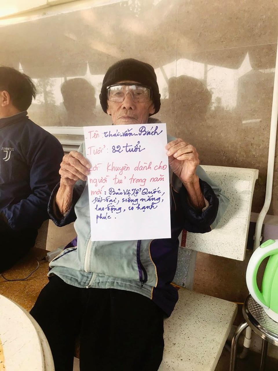 “Phát sốt” với bộ ảnh các “bô lão” U80 đưa ra lời khuyên “cực chất” cho giới trẻ - 10 “Phát sốt” với bộ ảnh các “bô lão” U80 đưa ra lời khuyên “cực chất” cho giới trẻ - 10