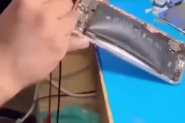 Nhân viên kỹ thuật tháo pin iPhone bị phồng như đang… tháo bom