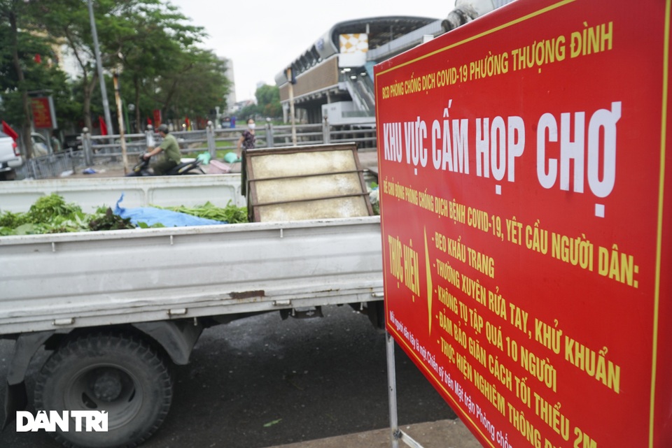 Tiểu thương chợ cóc chạy tán loạn khi lực lượng chức năng đi kiểm tra xử lý - 4 Tiểu thương chợ cóc chạy tán loạn khi lực lượng chức năng đi kiểm tra xử lý - 4