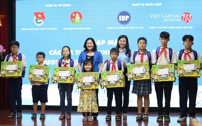 Thứ trưởng Bộ LĐ-TB&XH Nguyễn Thị Hà và Bí thư Trung ương Đoàn, Chủ tịch Hội đồng Đội Trung ương Nguyễn Phạm Duy Trang tặng quà cho các em thiếu nhi tham gia buổi gặp mặt. Ảnh doanthanhnien.vn