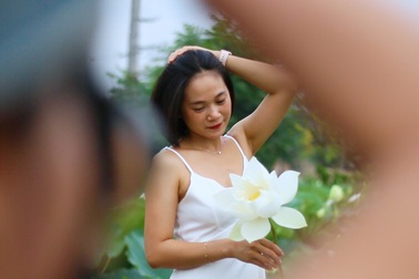 Du khách ngỡ ngàng trước vẻ đẹp của đầm sen trắng độc nhất ở Hà Nội